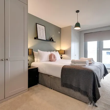 Spacious Modern Camberwell Apartment